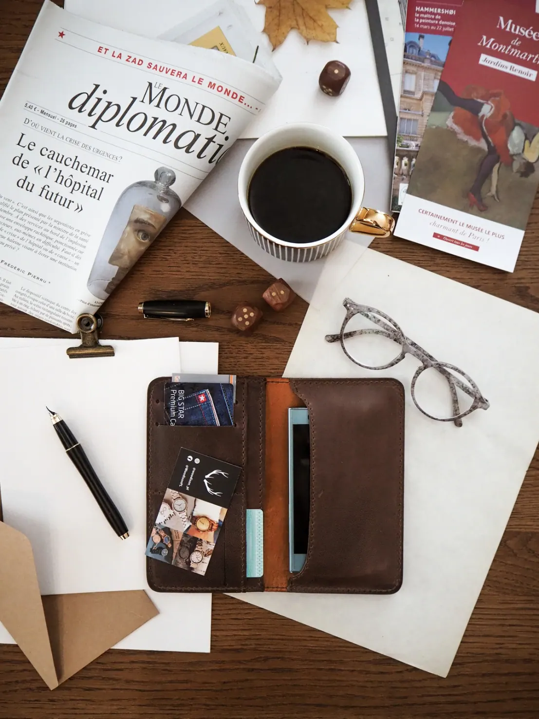 Od ręki etui na smartfona — fotografia z galerii modelu